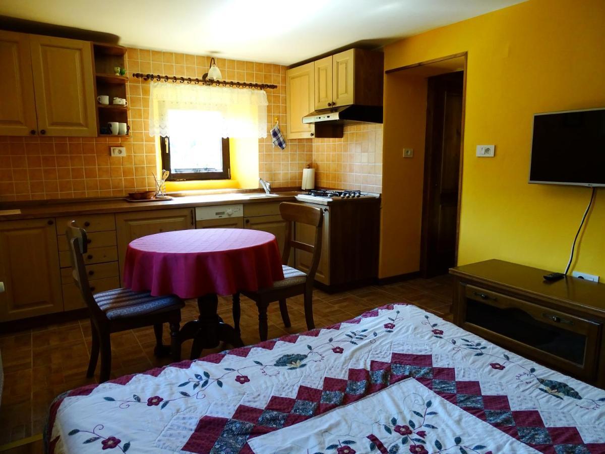 Apartmaji Pr-gujlu Sela Nad Podmelcem 5220 Tolmin * Podmelec